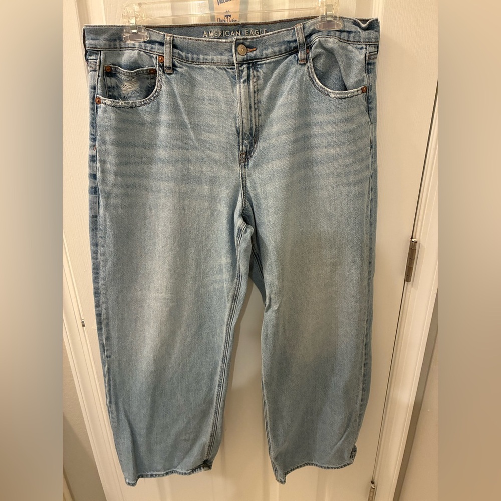 American Eagle Outfitters Light Wash Relaxed Women’s Jeans